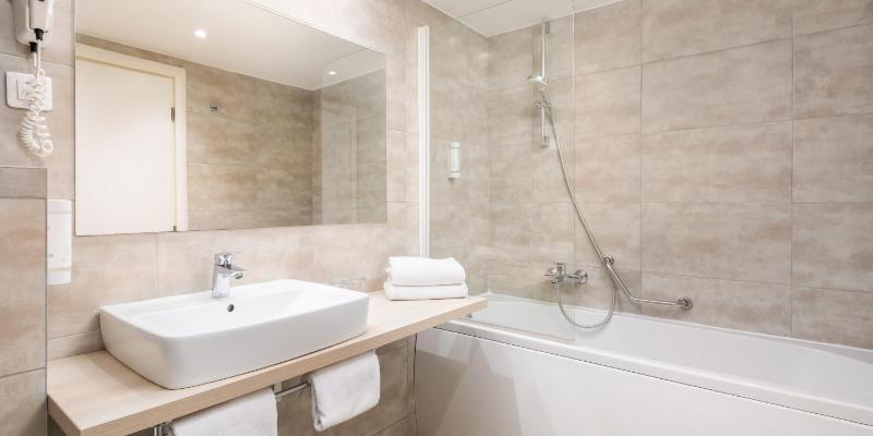 Superior Suite with Seaside Balcony image 2