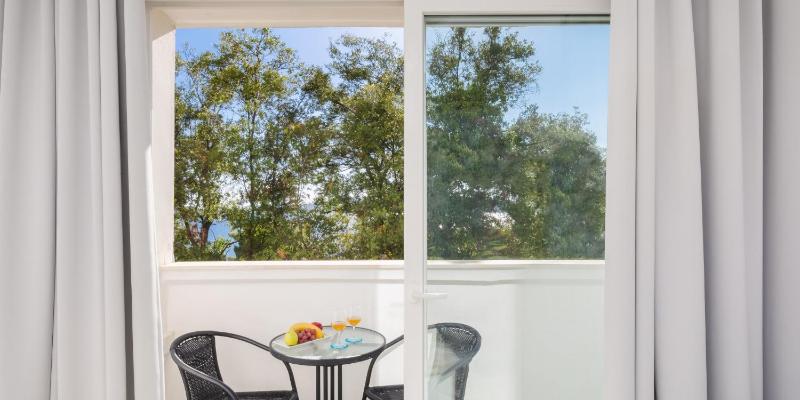 Superior Suite with Seaside Balcony image 4