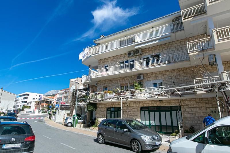 Apartments with WiFi Makarska - 19995 - image 1