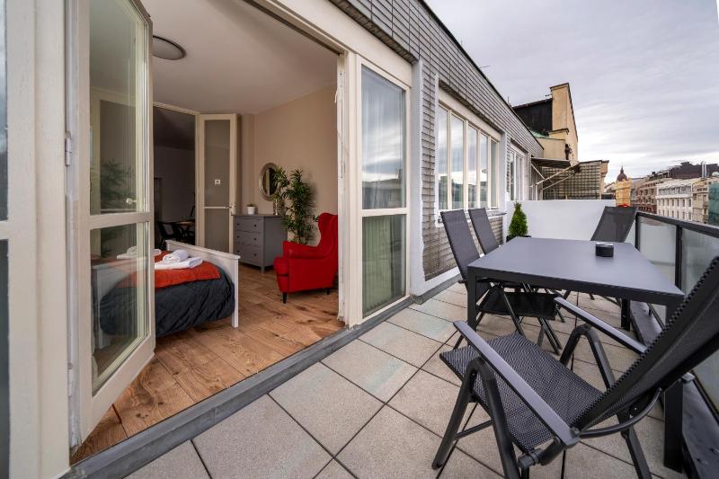 Double Room with Balcony and Shared Bathroom image 2