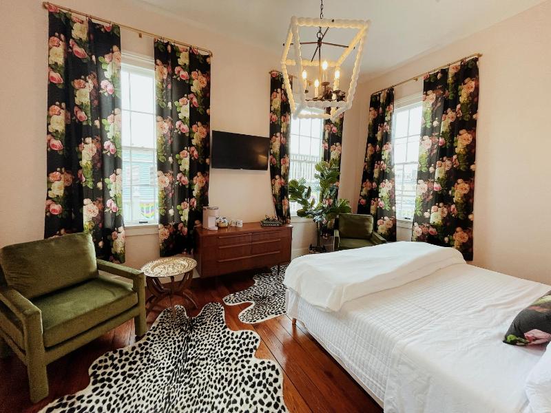 Sugars Inn Room 6 Family Friendly Boutique Stay Downtown - image 11