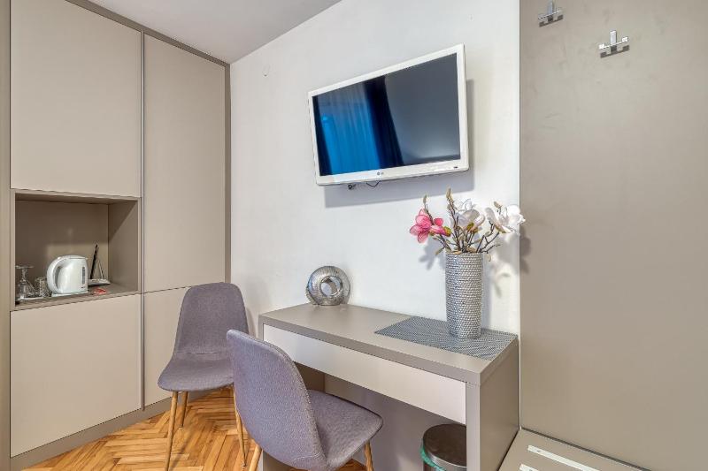 Superior Double Room with Balcony image 3
