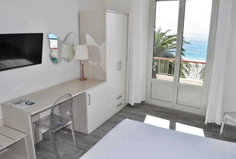 Double or Twin Room with Balcony and Sea View image 3