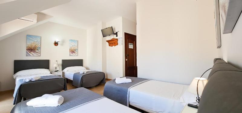Quadruple Room image 4