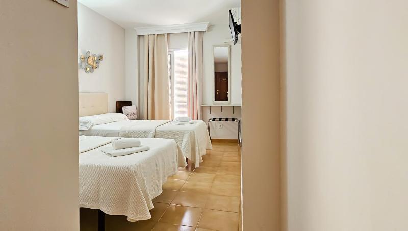Twin Room image 4