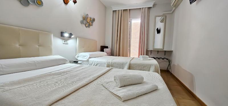 Twin Room image 3