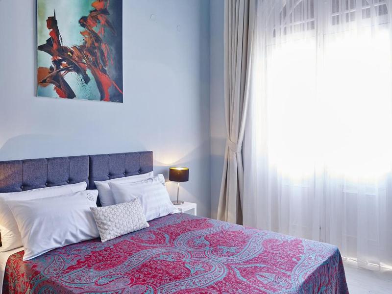 Double Room with Balcony image 3