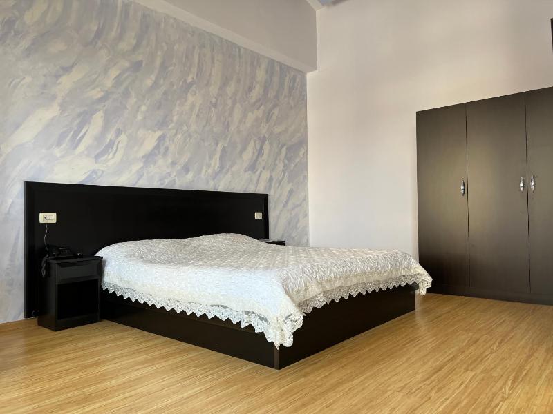 Standard Double Room image 4