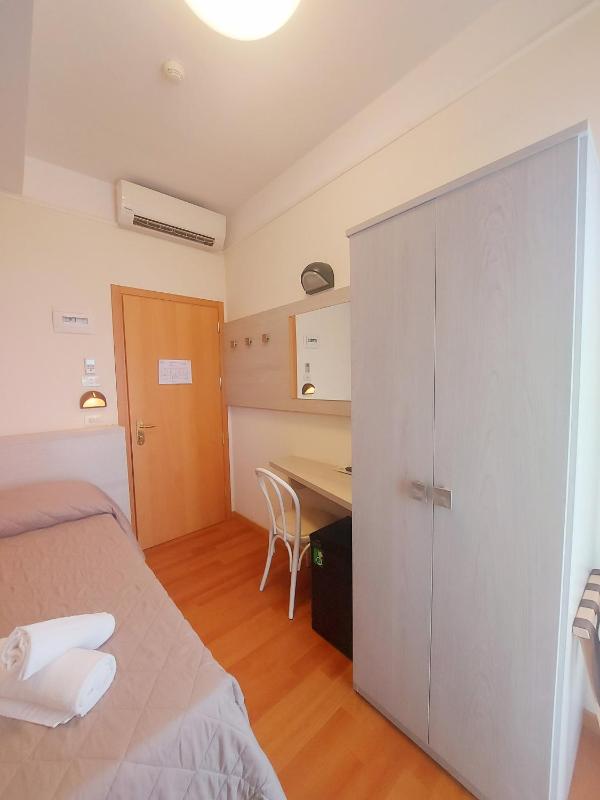 Single Room image 3