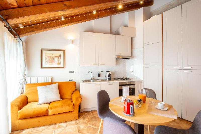 Queen Suite with Spa Bath image 2