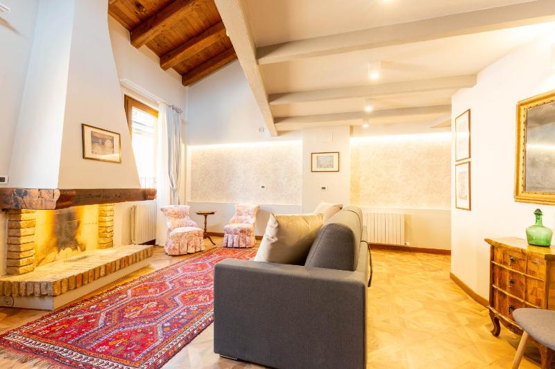 King Suite with Spa Bath image 3