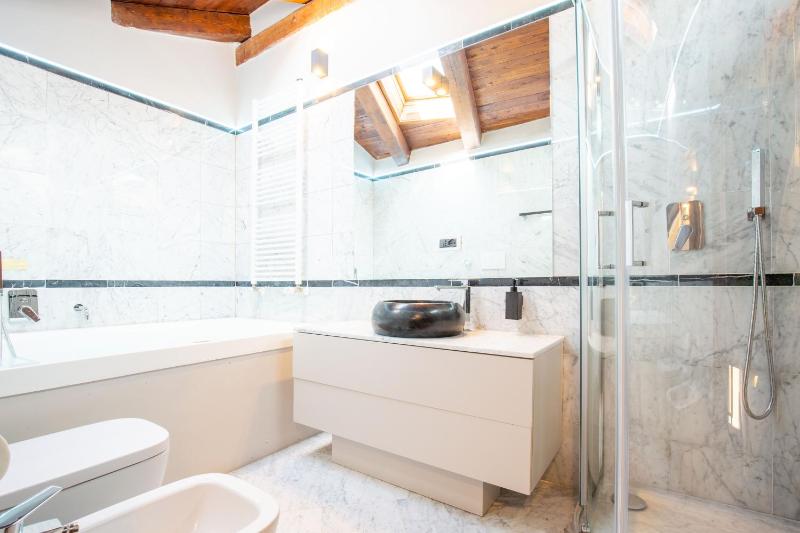 King Suite with Spa Bath image 2