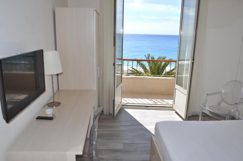 Double or Twin Room with Balcony and Sea View image 4