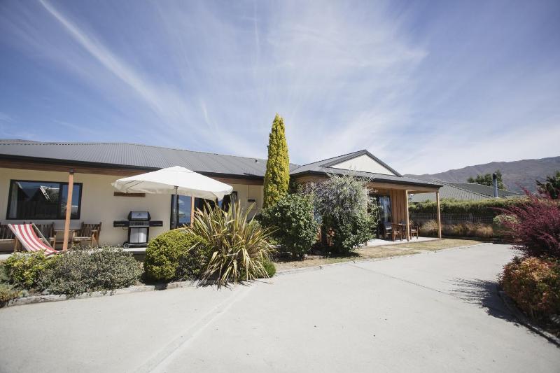 Apollo Lodge and Apartment - image 1