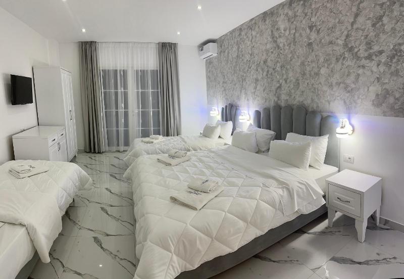Deluxe Queen Room with Two Queen Beds image 4
