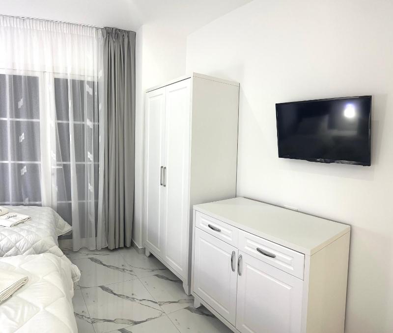 Deluxe Queen Room with Two Queen Beds image 3