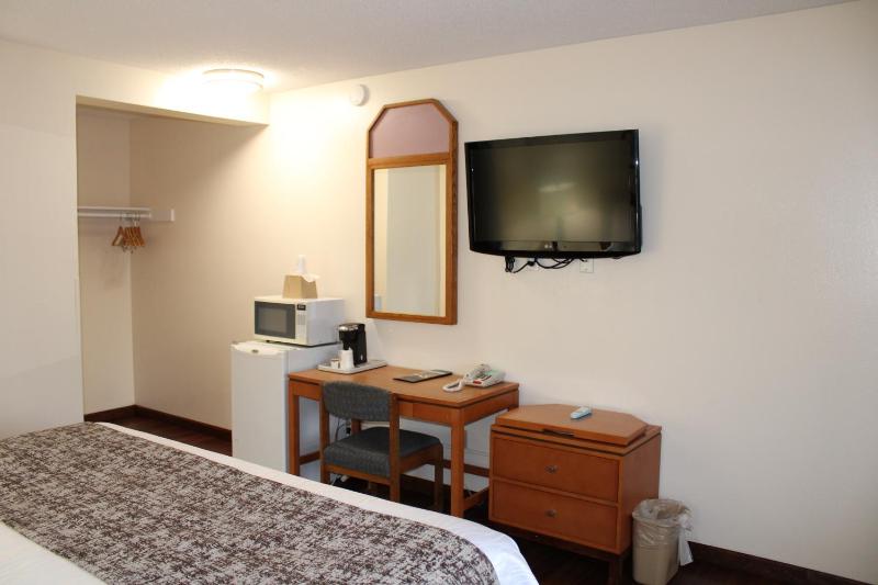 Standard King Room image 3
