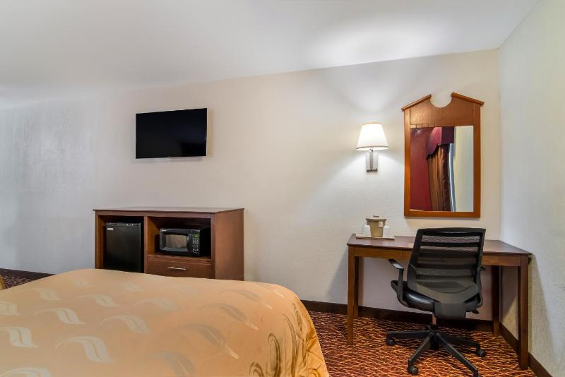 Queen Room with Two Queen Beds - Non-Smoking image 4