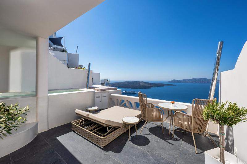 Honeymoon Suite with outdoor hot tub and Caldera View image 4