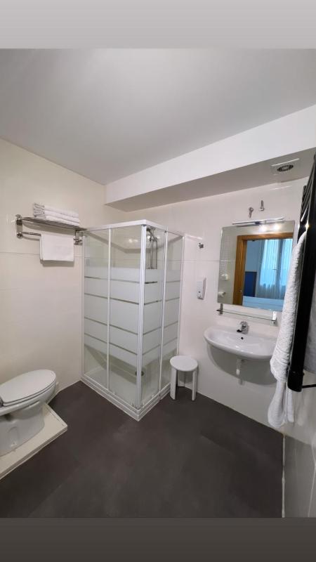 Twin Room with Extra Bed image 3
