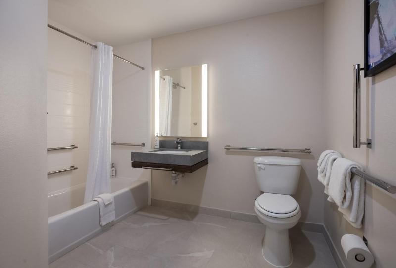 King Studio Suite with Bath Tub - Mobility Access image 2