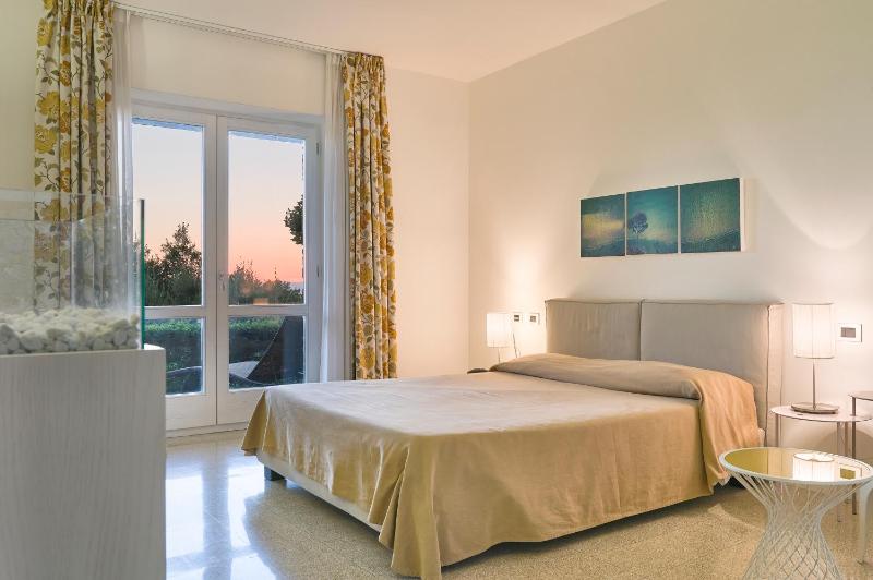 Deluxe Double Room with Patio image 3