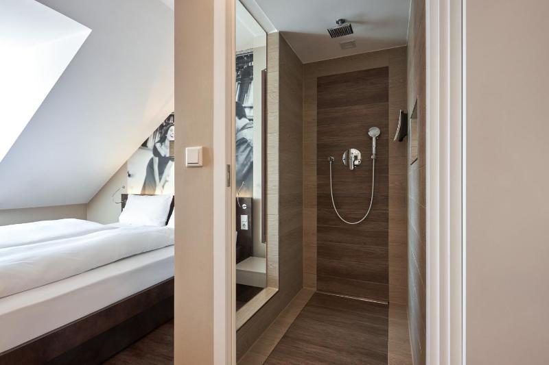 Double Room image 3
