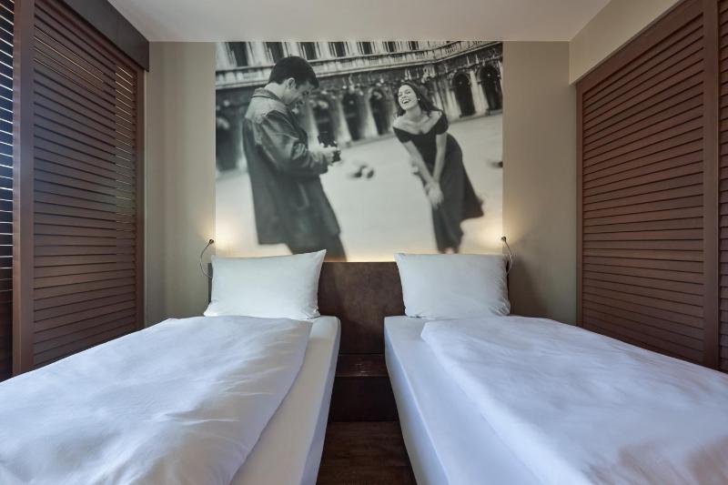 Single Room with Courtyard View image 4