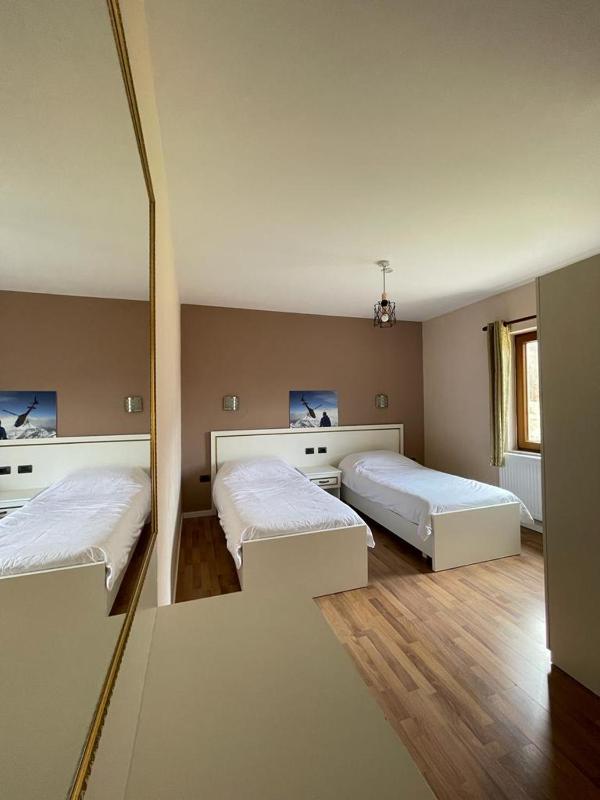 Standard Twin Room image 3