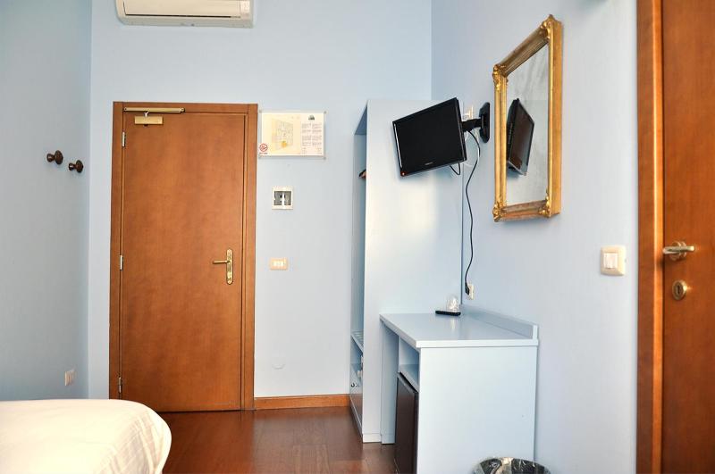 Small Single Room image 3