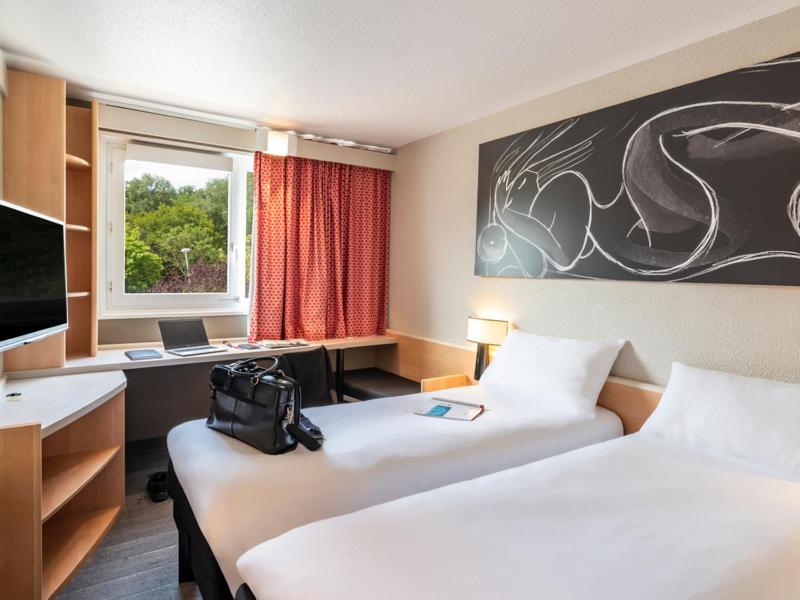 Standard Twin Room image 2