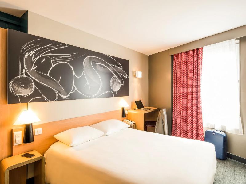 Standard Room with One Double Bed and One Single Bed image 3