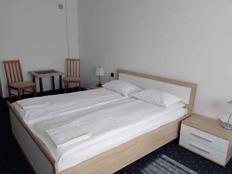 Large Double Room image 3