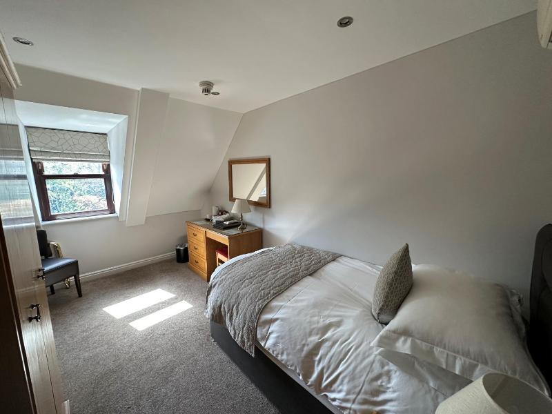Single Room image 3