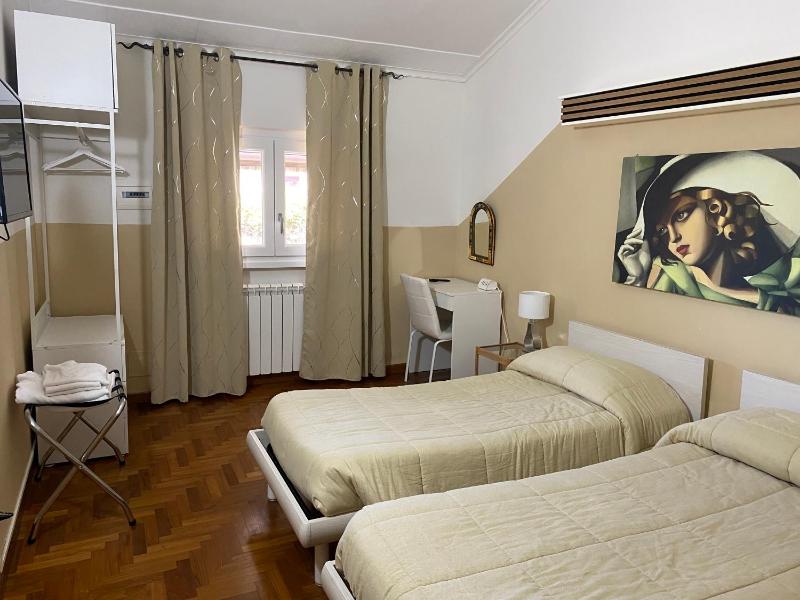 Twin Room image 1