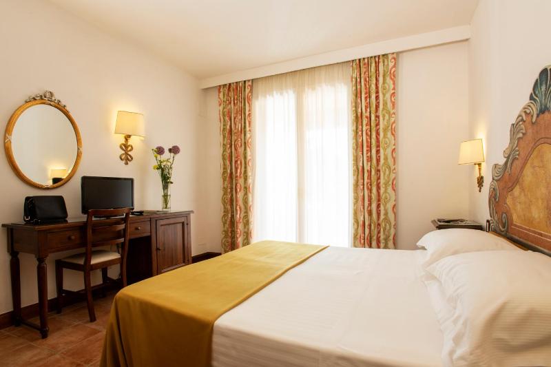 Classic Double or Twin Room image 3