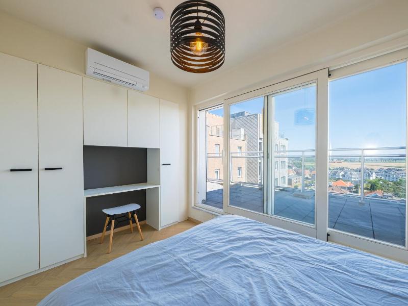 Beautiful penthouse with phenomenal sea view - image 28