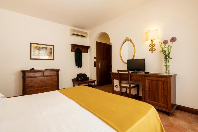 Classic Double or Twin Room image 4