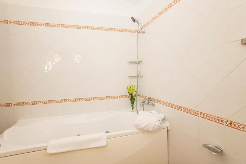 Classic Triple Room image 4