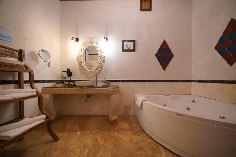 King Suite with Spa Bath image 2
