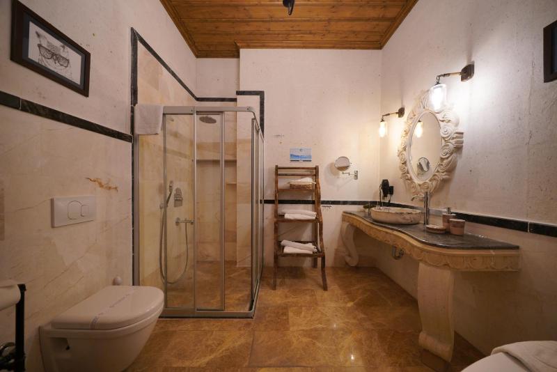 King Suite with Spa Bath image 3