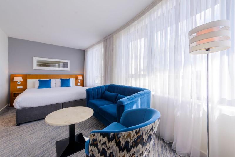 Deluxe King Room image 4