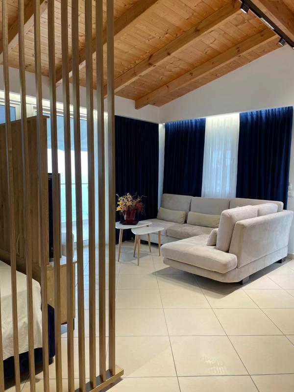 Deluxe Suite with Sea View image 3