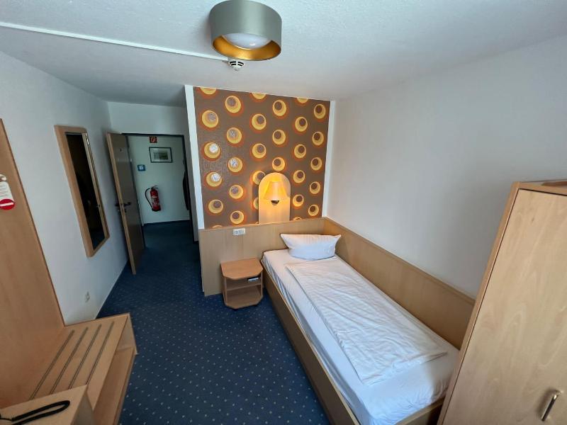 Standard Single Room image 4