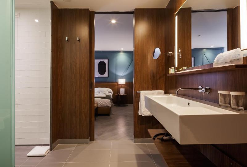 Basic Double Room image 4