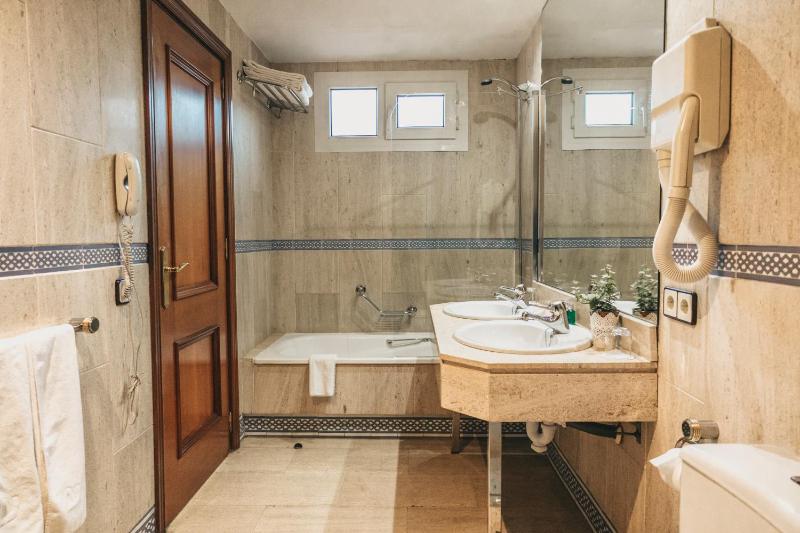 Executive Junior Suite with Parking image 3