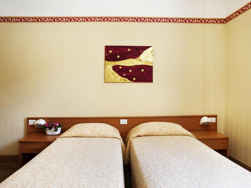Standard Twin Room image 3