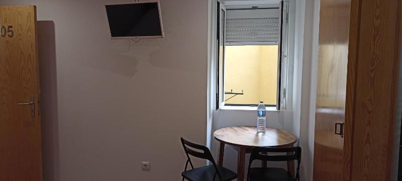 Twin Room with Private Bathroom image 3