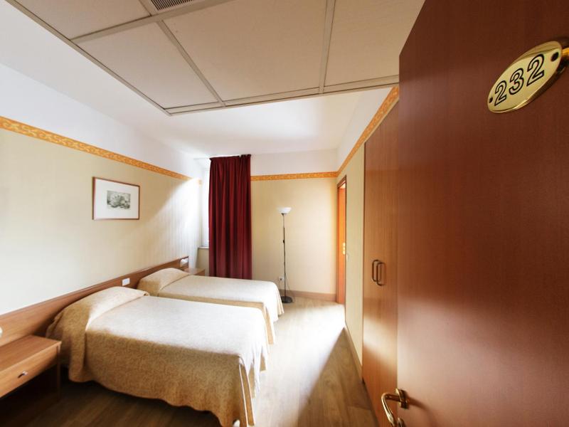 Standard Twin Room image 4