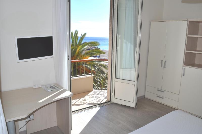 Double or Twin Room with Balcony and Lateral Sea View image 1